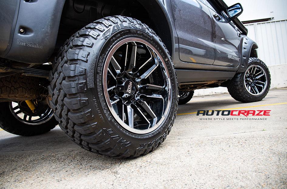 FORD RANGER MO202 GLOSS BLACK MACHINED CENTER WITH CHROME LIP